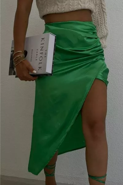 Женская зеленая атласная юбка миди с разрезом на шнурке 