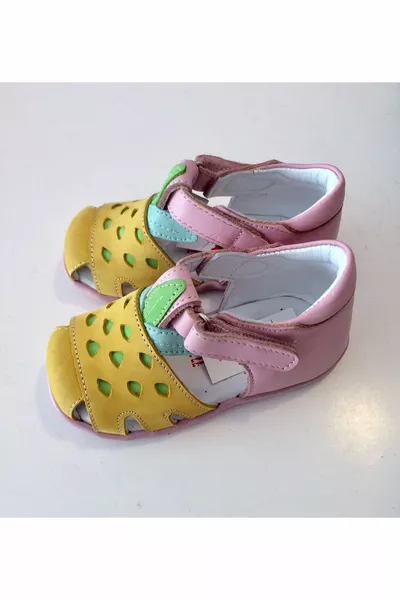 طفلة جلد طبيعي وأحذية الخطوة الأولى لتقويم العظام