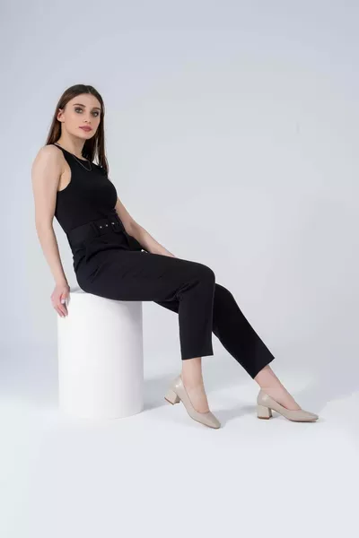 جلد طبيعي المرأة قصيرة الكلاسيكية الكعب حادة اصبع القدم عارضة