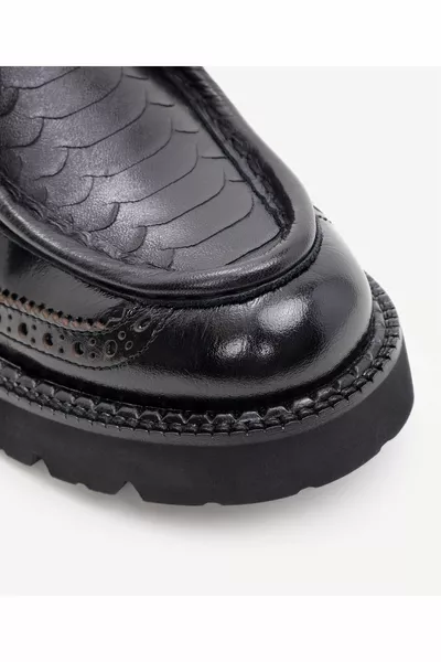 حذاءان جلديان مربوطان