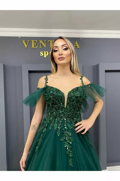 فستان خطوبة بقصة منخفضة وشفاف قليلا مع دانتيل وتطريز مكثف