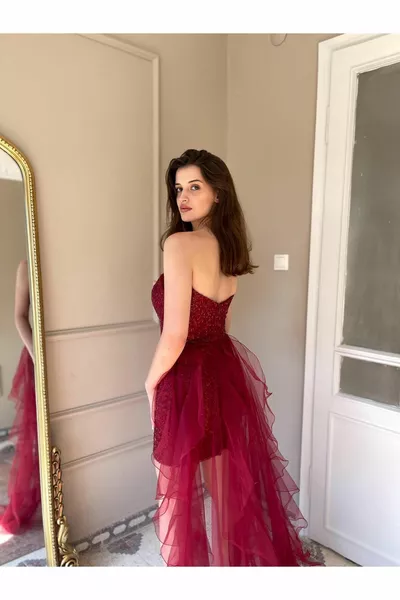 Avondjurk met geborduurde volant en geborduurde staart met lage mouwen