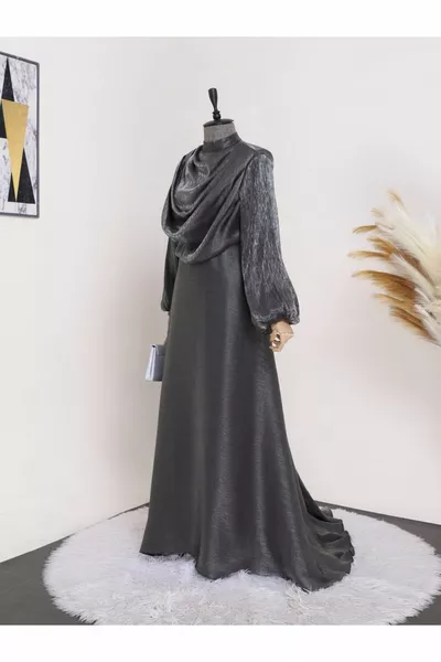 Abendkleid mit Ballonärmeln und drapiertem Schwanz vorne