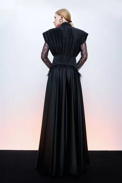 Robe Maxi Mahi noire plissée en satin