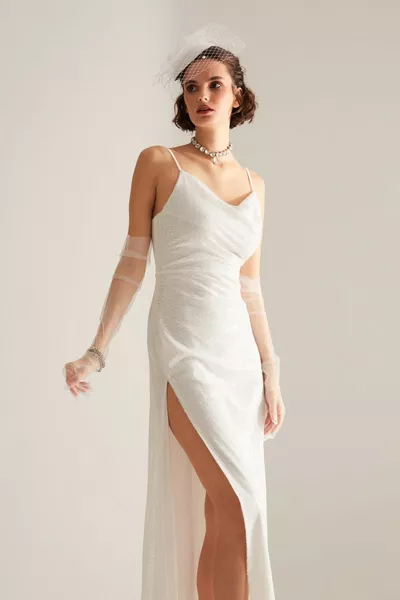 فستان سهرة أبيض مطرز بالترتر مع فتحة بيور ديجاجي