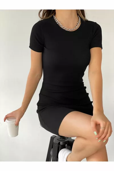 Mini abito da donna con canotta girocollo a maniche corte a coste nero