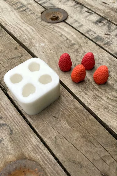 Форма за свещи с ягода, комплект от 4 (силикон), 1 бр.