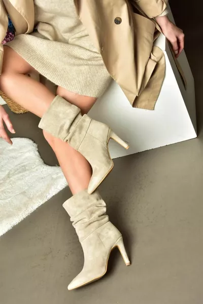  بيج من جلد الغزال حذاء نسائي رفيع بكعب