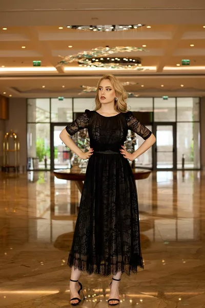 Abito da sera in pizzo con cintura frontale nera