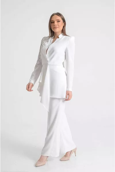 Белый костюм на одно плечо с вышивкой