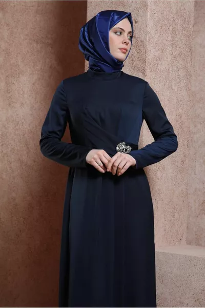 ABITO DA SERA IN RASO CON DETTAGLI IN PIETRA 