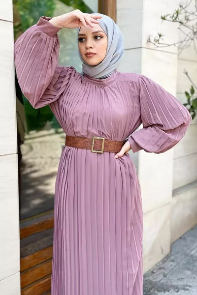 Geplooide avondjurk met riem gedroogde roos