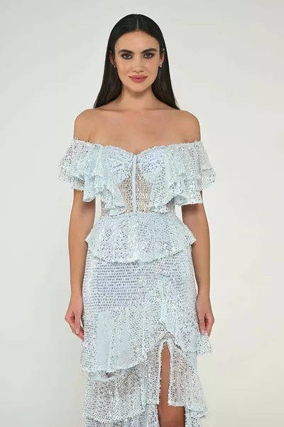 Langes Paillettenkleid mit niedriger Schulter und Brust und Rüschen