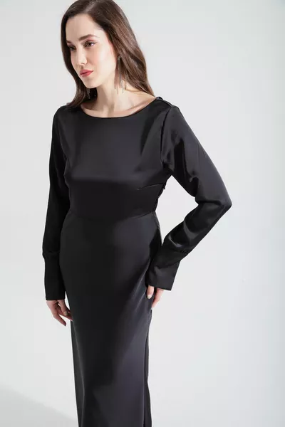 Женское черное вечернее платье миди из атласа с глубоким вырезом