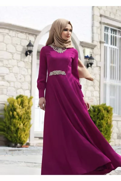 Abito da sera donna con collo fucsia e pietre ricamate in vita 