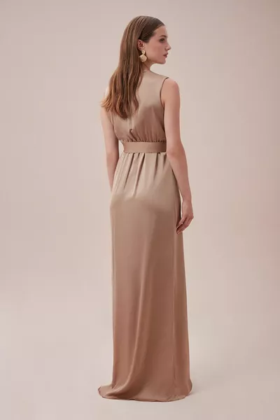 Beigefarbenes zweireihiges langes Satinkleid mit Kragen