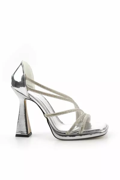 عرجاء مرآة المرأة مساء اللباس أحذية 