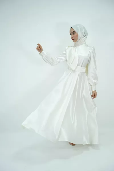 المرأة الأبيض الحجاب حزام الساتان فساتين السهرة