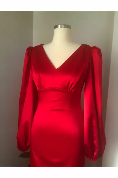Rotes Meerjungfrauenkleid aus Satin mit V-Ausschnitt und Ballonärmeln