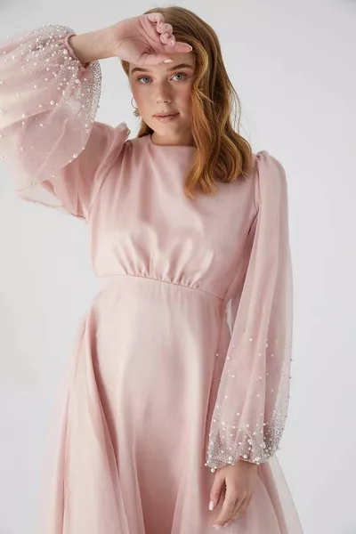 Вечерна рокля от каменна органза на прах