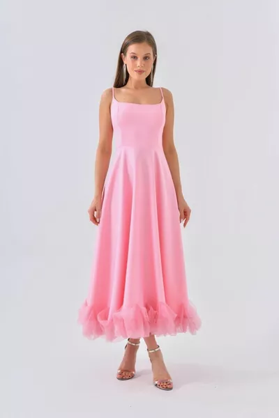 Robe à bretelles avec détail de volants en tulle à l’ourlet