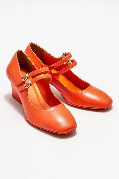 أحذية نسائية متوسطة الكعب من جلد أحمر