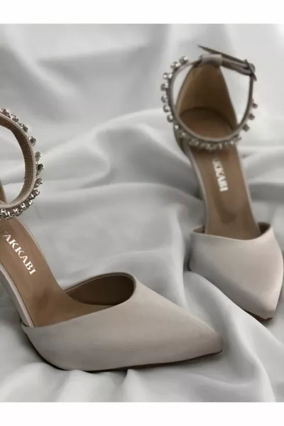 Beige Satin-Stiletto-Abendschuhe mit Absatz und Stein