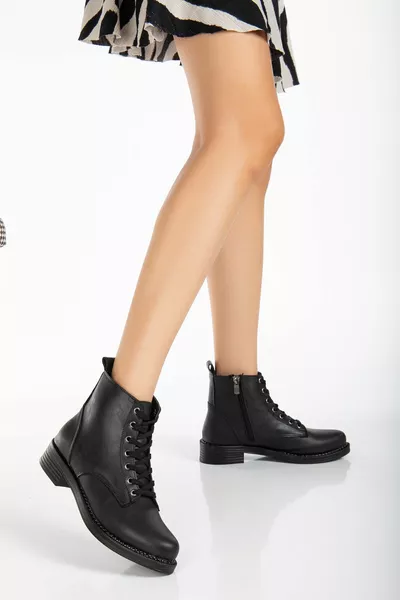 Женские черные сапоги на коротком каблуке на термоподошве и молнии