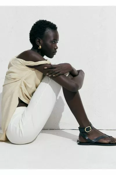 صندل بأشرطة جلدية