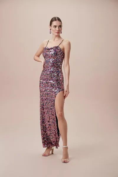 Langes Kleid mit bunter Paillettenstickerei und schmalen Trägern und Schlitzen