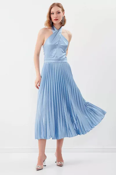 Tief ausgeschnittenes Plisseekleid mit Krawatte