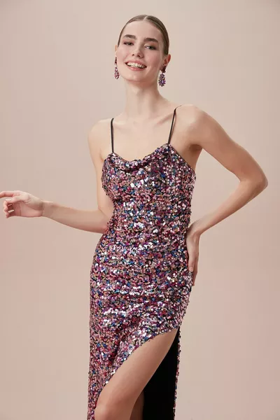 Langes Kleid mit bunter Paillettenstickerei und schmalen Trägern und Schlitzen