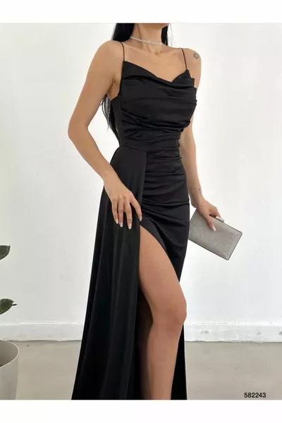 REKBARE SATIJNEN STOF ZWARTE KLEUR DIEPE SPLIT GELAAGDE RIEM AVONDJURK  