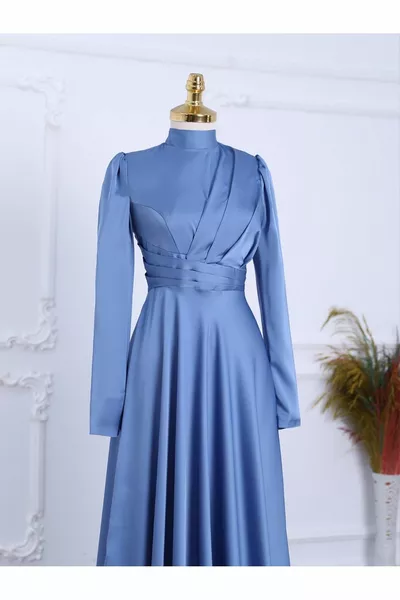 Satijnen avondjurken met plooien aan de voorkant