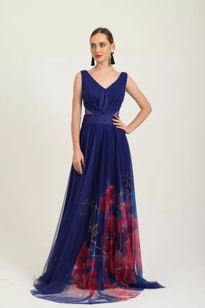 فستان سهرة مع صدر درابيه ورباط تضييق على الخصر وياقة وتنورة على شكل حرف V مع تفاصيل زهور رقمية