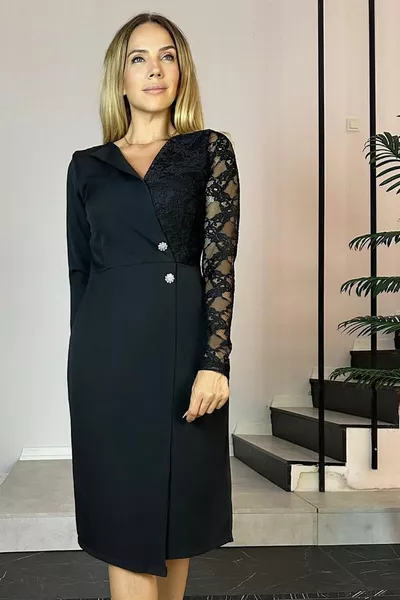  فستان بياقة مزدوجة الصدر مع دانتيل وأزرار سوداء