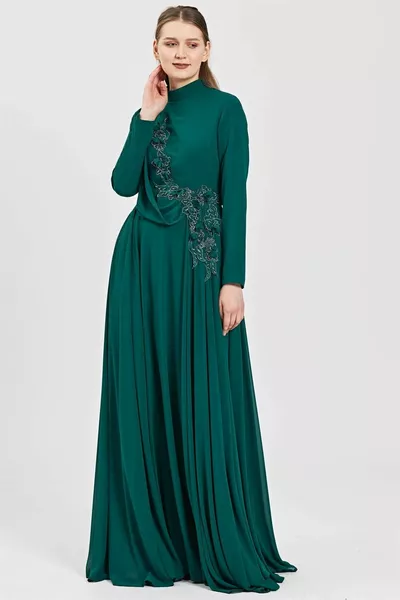 فستان سهرة زمرد مع تطريز زهري وياقة مهيمنة وشيفون