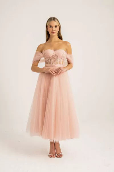 فستان سهرة من التول متوسط الطول وثوب سهرة مع تفاصيل دانتيل مطرزة ومطرزة