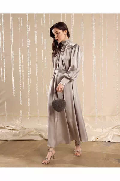 Shirred сатенена вечерна рокля сребриста