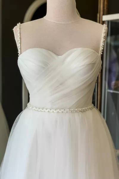 Midi-Tüll-Abendkleid & Brautkleid mit weiß drapiertem und Perlendetail