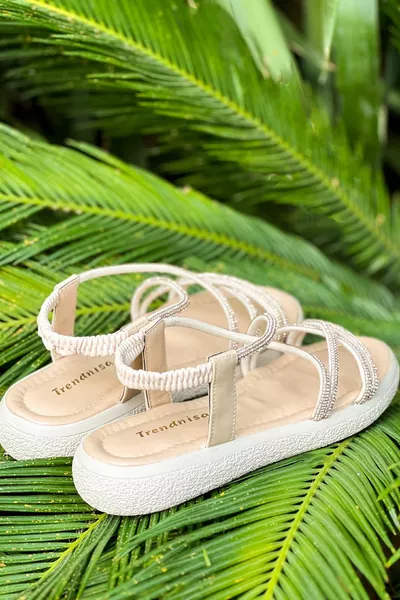 صنادل نسائية مريحة بالحجارة