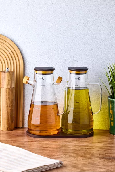 وعاء زيت وخل زجاجي مع غطاء من خشب الأكاسيا وحامل، طراز Gael Wood، سعة 2 قطعة