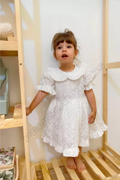 Бяла бебешка рокля с къс ръкав и момиченце - ангел