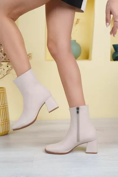 أحذية نسائية بكعب كريمي اللون