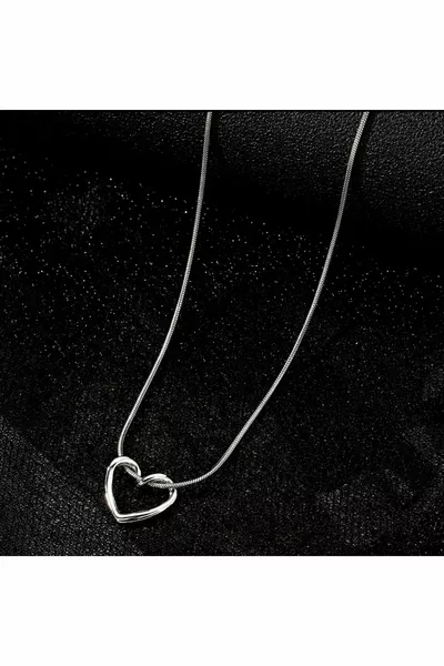قلادة نسائية فضية على شكل قلب