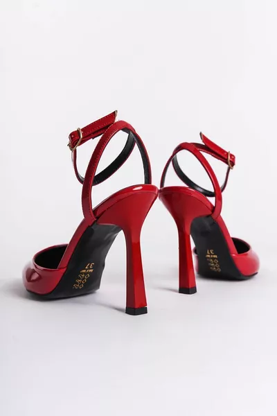 كعب أحمر نسائي