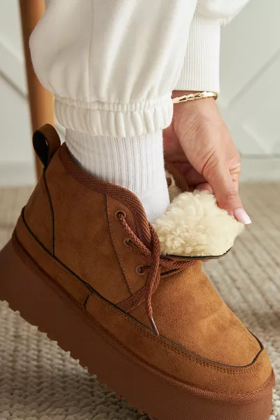 جلد هيريبو باللون البني داخل حذاء بوت برباط بنعل سميك