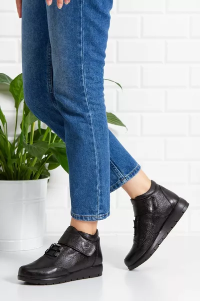 Велкро черни дамски ботуши от естествена кожа