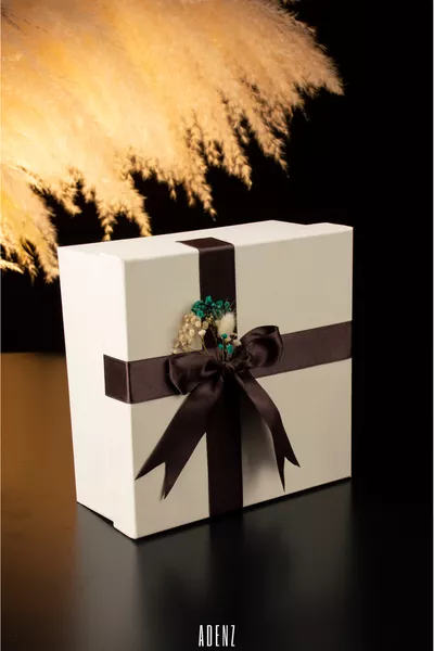 Кутия за подарък с крем - Нарязана хартия - Клас А кафява сатенена панделка - Суха цветна украса