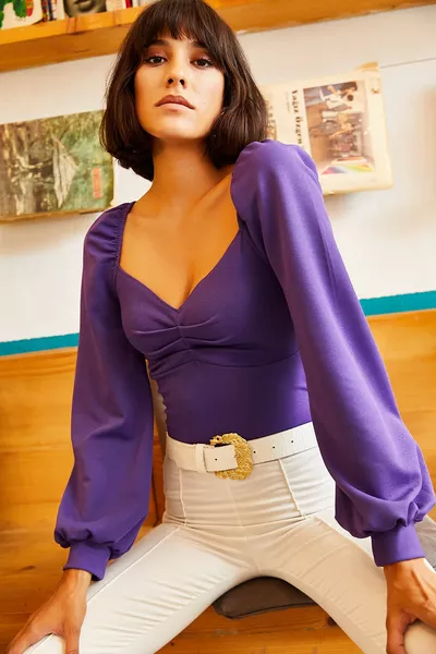 بلوزة نسائية باللون الأرجواني مع تطريز على الأمام وأكمام منفوشة 